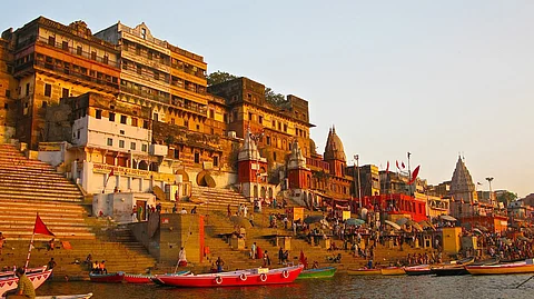 വാരണാസിയിലേക്ക് യാത്ര പോകുമ്പോള്, ഗംഗാ ആരതിയും സ്നാനഘട്ടും ഗല്ലികളും അഖാഡകളും