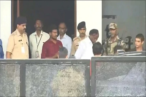 സര്ക്കാര് പക്ഷത്ത് തിരിച്ചെത്തിയ വിമത എംഎല്എയെ ‘റാഞ്ചി’ മുംബൈയിലേക്ക് പറന്ന് യെദ്യൂരപ്പയുടെ പിഎ