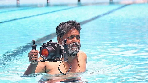 എം ജെ, രാജ്യാന്തര പ്രേക്ഷകരിലെത്തിയ കാഴ്ച, റിയലിസ്റ്റിക് ഫ്രെയിമുകളുടെ സഹയാത്രികന്