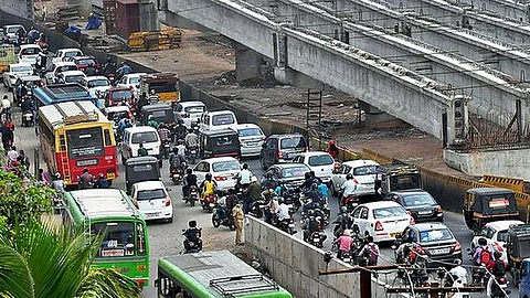 വൈറ്റില മേല്പ്പാലം: ക്രമക്കേട് ചൂണ്ടിക്കാണിച്ച ഉദ്യോഗസ്ഥയ്ക്ക് സസ്പെന്ഷന്