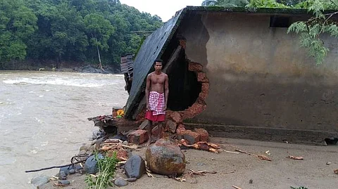 ‘പുഴയുടെ സൈഡില് പെര വേണ്ട, ഇനിയും മലകള് പൊട്ടാനുണ്ട്’; ഉരുള്പൊട്ടല് ഭീതിയില് ഉള്ക്കാട് വിടാനൊരുങ്ങി നിലമ്പൂരിലെ ഗോത്രവിഭാഗക്കാര്