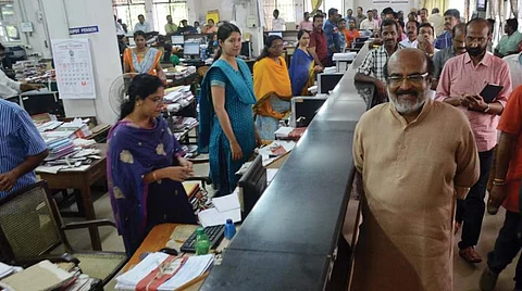 സര്ക്കാര് ജീവനക്കാര്ക്കുള്ള മെഡിസെപ് പദ്ധതി തുടങ്ങാതെ റിലയന്സ്; ടെന്ഡര് റദ്ദാക്കാന് സര്ക്കാര്