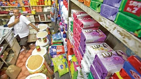 ഉപഭോക്താവിന് സോപ്പ് വാങ്ങാന് പോലും കാശില്ല; വില വെട്ടിക്കുറച്ച് ഹിന്ദുസ്ഥാന് യൂണിലിവര്