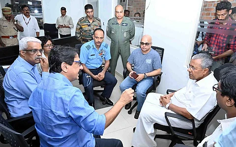 അപകട സാധ്യതയുള്ള മേഖലയിലുള്ളവര് ക്യാമ്പുകളിലേക്ക് മാറണമെന്ന് മുഖ്യമന്ത്രി