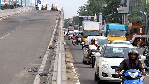 പാലാരിവട്ടം പാലം നിര്മ്മിച്ച കമ്പനിക്ക് വീണ്ടും കരാര്; ക്രമക്കേട് കാട്ടിയ ആര്ഡിഎസിനെ റോഡ് പണി കൂടി ഏല്പിച്ച് സര്ക്കാര്