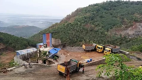 പൊട്ടിച്ചു തീര്ക്കുന്ന ‘മിനി ഊട്ടി’; അരിമ്പ്ര മലനിരകളില് നൂറ്റമ്പത് ക്വാറികള്