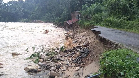 നാളെ മൂന്ന് ജില്ലകളില് റെഡ് അലേര്ട്ട് ; അതിതീവ്ര മഴയ്ക്ക് സാധ്യത