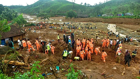 മഴക്കെടുതി: ഇതുവരെ മരിച്ചത് 113 പേര്; കണ്ടെത്താനുള്ളത് 29 പേരെ; ഒരുലക്ഷത്തിലധികം പേര് ക്യാംപുകളില്
