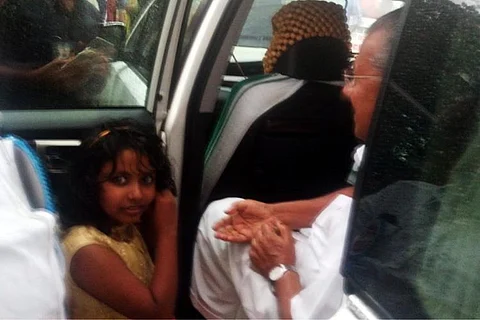 ‘അങ്കിളേ ഇതും കൂടി’, കുടുക്ക പൊട്ടിച്ച പണത്തിന് പുറമെ മുഖ്യമന്ത്രിക്ക് കമ്മലും ഊരി നല്കി ലിയാന തേജസ്