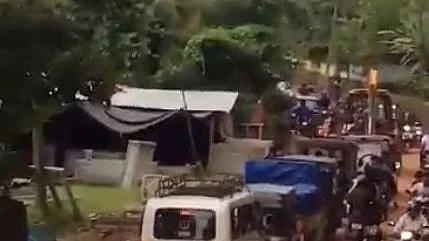 കവളപ്പാറയിലേക്കുള്ള വഴിയില് ബ്ലോക്കുണ്ടാക്കി കാഴ്ച്ചക്കാര്; രക്ഷാപ്രവര്ത്തനത്തിനുള്ള വാഹനങ്ങള് കുടുങ്ങുന്നു