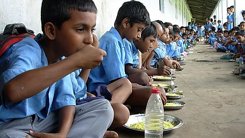 ഒമ്പത്, പത്ത് ക്ലാസുകളിലും ഉച്ചഭക്ഷണം നല്കാനൊരുങ്ങി സര്ക്കാര്; ആഴ്ച്ചയില് രണ്ട് ദിവസം മുട്ട നല്കാനും നിര്ദ്ദേശം