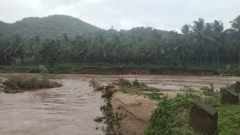 ഒറ്റപ്പെട്ട് അട്ടപ്പാടി; പാലങ്ങള് ഒലിച്ചു പോയി; ഊരുകളില് ആളുകള് കുടുങ്ങിക്കിടക്കുന്നു
