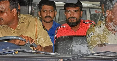 ‘ഒന്നേകാല് മണിക്കൂറിനുള്ളില് ഒരേ നമ്പറില് നിന്ന് 90 മെസേജുകള്’;ക്രമക്കേടില് കൂടുതല് പേരുണ്ടോയെന്ന് അന്വേഷണം