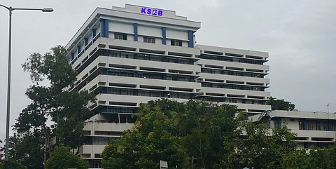 ‘126 കോടി കൊടുത്തില്ല’; സാലറി ചലഞ്ചിലൂടെ ജീവനക്കാരില് നിന്ന് സമാഹരിച്ച തുക ദുരിതാശ്വാസ നിധിയിലേക്ക് നല്കാതെ കെഎസ്ഇബി