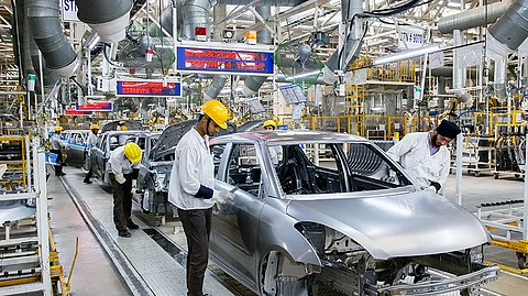 സാമ്പത്തിക പ്രതിസന്ധി: പൂട്ടിപ്പോയത് 300ലധികം വാഹനഷോറൂമുകള്; മൂന്ന് മാസത്തിനിടെ തൊഴില് നഷ്ടമായത് 15,000 പേര്ക്ക്