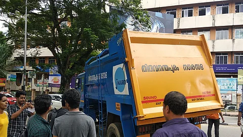 കളക്ടറുടെ നിര്ദ്ദേശം തിരിച്ചടിയായി; ഒഴിഞ്ഞ ബോക്സുകളുമായി കാത്തുനിന്ന് തിരുവനന്തപുരത്തെ വൊളന്റിയര്മാര്