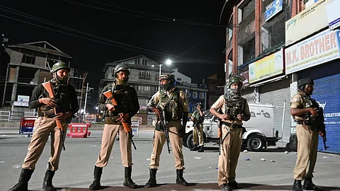 കശ്മീരില് നിരോധനാജ്ഞ; നേതാക്കള് വീട്ടുതടങ്കലില്; ഇന്റര്നെറ്റ് നിര്ത്തിവെച്ചു