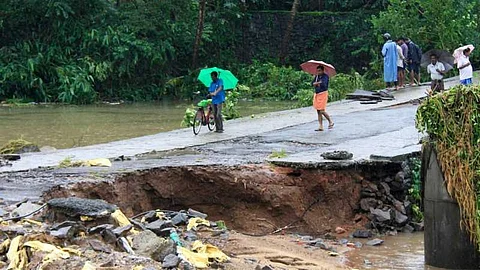 പ്രളയത്തില് തകര്ന്ന കാലടി-നെടുമ്പാശ്ശേരി എ പി വര്ക്കി റോഡ് 