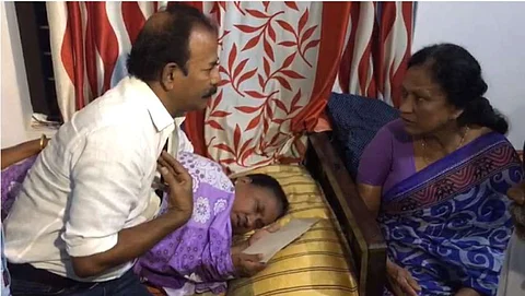 ലിനുവിന്റെ കുടുംബത്തിന് വീടുവെച്ച് നല്കാന് മോഹന്ലാലിന്റെ വിശ്വശാന്തി ഫൗണ്ടേഷന്; കടവും വീട്ടും, അടിയന്തര സഹായം കൈമാറി മേജര് രവി