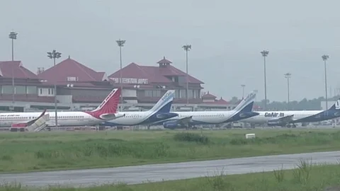 മഴക്കെടുതിയില് ട്രെയിന് ഗതാഗതം താറുമാറായി; നെടുമ്പാശേരി എയര്പോര്ട്ടില് നിന്ന് വെള്ളമിറങ്ങുന്നു