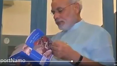 ‘എങ്കില് മോഡിയും അര്ബന് നക്സലാണ് കോടതീ’; പ്രധാനമന്ത്രി യുദ്ധവും സമാധാനവും വായിക്കുന്ന വീഡിയോ ചൂണ്ടി സോഷ്യല് മീഡിയ