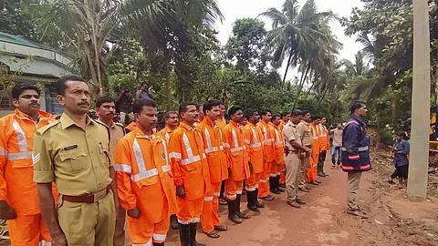 ‘ആ 11 പേരുകള് മായാത്ത വേദന’; കവളപ്പാറയില് ഇനിയും കണ്ടെത്താത്തവര്ക്ക് രക്ഷാപ്രവര്ത്തകരുടെ കണ്ണീര്പ്രണാമം