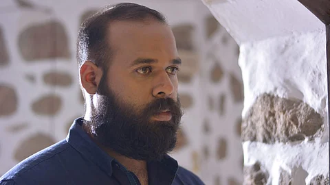 ജീവിതത്തിനും മരണത്തിനും ഇടയിലെ സങ്കീര്ണ്ണ നിമിഷങ്ങള് ; ഫാന്റസി ത്രില്ലറായി ‘സാവി?’