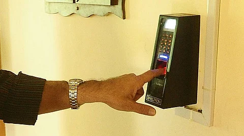 വൈകി എത്തിയാല് പിടി വീഴും; എല്ലാ സര്ക്കാര് ഓഫീസുകളിലും പഞ്ചിങ് വരുന്നു