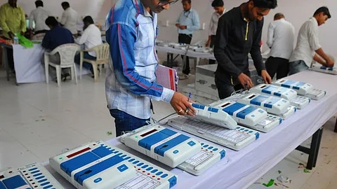 ഇവിഎം കൈകാര്യം ചെയ്തത് സ്വകാര്യ എഞ്ചിനീയര്മാര്; തെരഞ്ഞെടുപ്പ് കമ്മീഷന്റെ വാദം നുണയെന്ന് വെളിപ്പെടുത്തല്