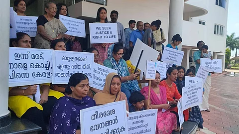 മരട് ഫ്ളാറ്റിനായി മുഖ്യമന്ത്രി സര്വകക്ഷിയോഗം വിളിച്ചു, ഉത്തരവാദിത്വമൊഴിഞ്ഞ് നിര്മ്മാതാക്കള്