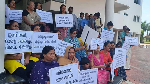 മരട് ഫ്ളാറ്റ്: ഇന്നൊഴിയണം; ഉടമകള് ഹൈക്കോടതിയിലേക്ക്