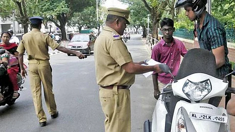 ബ്ലൂടൂത്തില് സംസാരിച്ച് വാഹനമോടിച്ചാല് പിഴ ചുമത്തണോ; മോട്ടോര് വാഹനവകുപ്പ് ആശയക്കുഴപ്പത്തില്