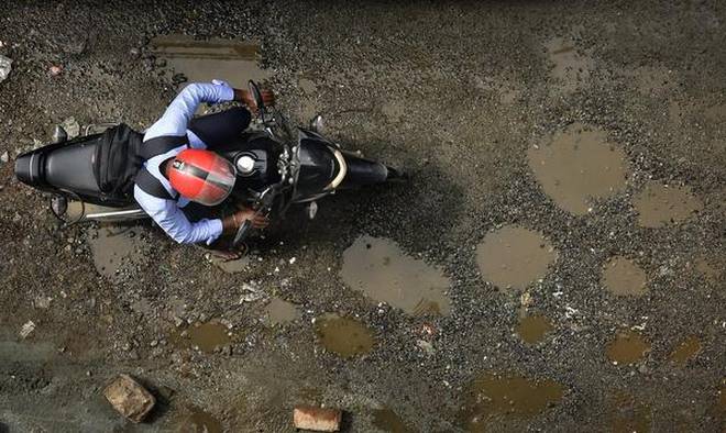 ‘വാഹനം ഓടിക്കാന് പോലും യോഗ്യമല്ല’; കൊച്ചിയിലെ റോഡുകളുടെ ശോചനീയാവസ്ഥയില് സ്വമേധയാ കേസെടുത്ത് കോടതി