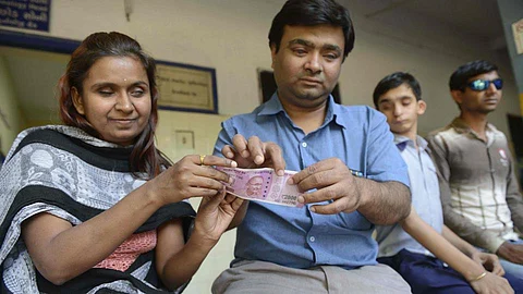 കാഴ്ച്ചക്കുറവുള്ളവര്ക്ക് പുതിയ നോട്ട് തിരിച്ചറിയാന് മൊബൈല് ആപ്ലിക്കേഷനെന്ന് ആര്ബിഐ; കശ്മീരികള് എന്ത് ചെയ്യുമെന്ന് ബോംബെ ഹൈക്കോടതി