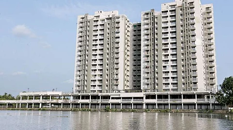 ഒഴിയല് കാലാവധി അവസാനിക്കാന് മണിക്കൂറുകള്; നഗരസഭയ്ക്ക് മുന്നില് നിരാഹാരവുമായി ഫ്ളാറ്റുടമകള്