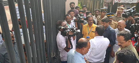 ‘അവധി ദിവസം നോട്ടീസ് പതിച്ചത് നീതി നിഷേധം’; നഗരസഭയുടെ നോട്ടീസ് കൈപ്പറ്റാതെ ഫ്ളാറ്റുടമകള്; ഭിത്തിയില് പതിച്ച് ഉദ്യോഗസ്ഥര്