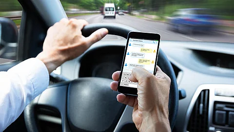 ഡ്രൈവിങ്ങിനിടെ ഫോണ് സംസാരം; മൂവായിരം രൂപ പിഴയ്ക്കൊപ്പം സാമൂഹിക സേവനവും