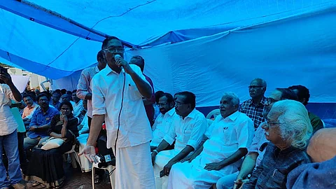 മലയാളത്തില് പരീക്ഷ: സുരക്ഷിതമല്ലെന്ന വാദം യുക്തി രഹിതം; പി എസ് സി പിരിച്ചു വിടണമെന്നും അടൂര് ഗോപാലകൃഷ്ണന്