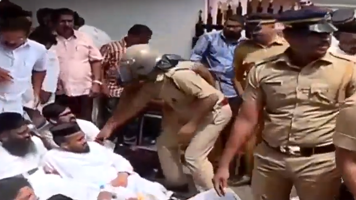 പിറവം പള്ളി ഏറ്റെടുക്കാന് കളക്ടര്ക്ക് ഹൈക്കോടതി നിര്ദേശം; പ്രതിഷേധക്കാരെ അറസ്റ്റ് ചെയ്ത് നീക്കുന്നു