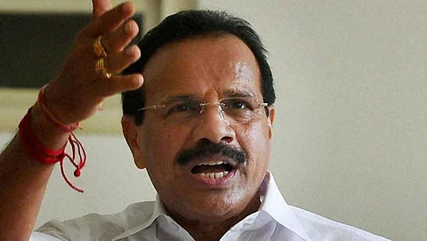 മുഖ്യമന്ത്രിയും സംഘവും തിരുവനന്തപുരത്ത് ഇരുന്ന് വിമര്ശിച്ചാല് ദുരിതാശ്വാസ ഫണ്ട് കിട്ടില്ലെന്ന് കേന്ദ്രമന്ത്രി സദാനന്ദ ഗൗഡ