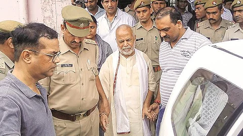 ചിന്മയാനന്ദിന്റെ പീഡനത്തിന് ഇരയായ വിദ്യാര്ത്ഥിനിയെ കസ്റ്റഡിയിലെടുത്ത് പൊലീസ്; നടപടി കോടതിയിലേക്കുള്ള യാത്രാമധ്യേ