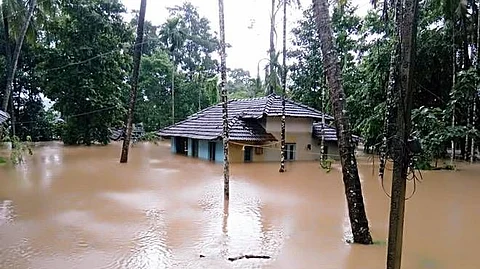 പ്രളയം: അടിയന്തിര സഹായം കിട്ടാതെ 37,617 കുടുംബങ്ങള്; ഓണത്തിന് മുമ്പ് എല്ലാവര്ക്കുമെന്ന വാക്ക് പാലിക്കാനായില്ല