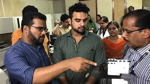 ടൊവിനോ ഫോറന്സിക് ഉദ്യോഗസ്ഥന്, തയ്യാറെടുപ്പിനായി ഗവേഷണകേന്ദ്രത്തിലും ലാബിലും സന്ദര്ശനം