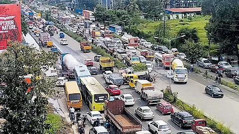 ഓണപ്പാച്ചിലില് കൊച്ചിക്കാര് കുണ്ടന്നൂരില് കുരുങ്ങുമോ ?; റോഡുകള് തകര്ന്നു തന്നെ; കര്ശന നടപടി സ്വീകരിക്കാനൊരുങ്ങി കളക്ടര്