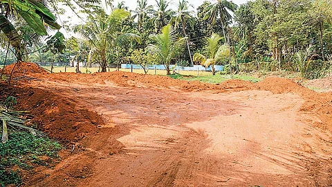 നീണ്ട അവധി അനധികൃത നിര്മ്മാണത്തിനും ഖനനത്തിനും ഇടയാക്കുമെന്ന് ആശങ്ക; തടയാന് സ്ക്വാഡുകള്