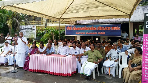 മരട് ഫ്ളാറ്റ്: പൊളിക്കലിനെതിരെയുള്ള ഉടമകളുടെ തിരുത്തല് ഹര്ജി സുപ്രീംകോടതി സ്വീകരിച്ചു