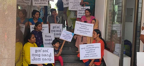 മരടില് നഗരസഭയുടെ അടിയന്തരയോഗം; ഫ്ളാറ്റുടമകള്ക്ക് നോട്ടീസ് നല്കും