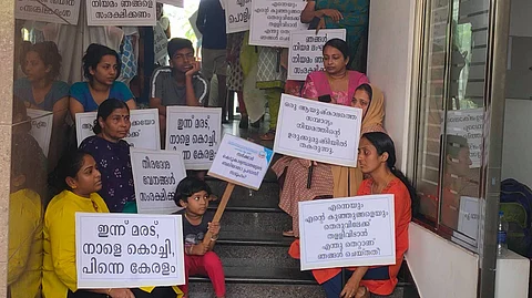 മരടില് വഴിമുട്ടി സര്ക്കാര്; പരിസ്ഥിതി ആഘാതപഠനം നടത്തണമെന്ന് ആവശ്യപ്പെടും