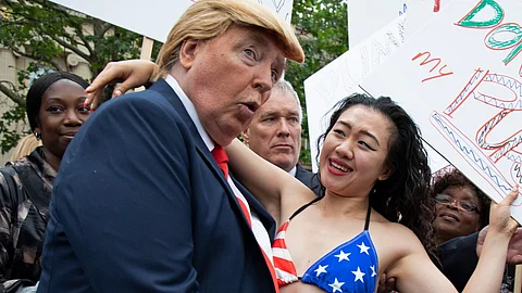 Fact Check : ‘മോഡലിനോടൊത്തുള്ള ട്രംപിന്റെ അശ്ലീല പോസുകള്’; പ്രചരിക്കുന്നത് പ്രതിഷേധ വീഡിയോ