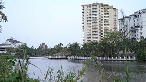 മരടിലെ നിയമലംഘകര് സര്ക്കാര് പദ്ധതിയിലും പങ്കാളികള്; ജനനി പദ്ധതിയ്ക്കായി ഫ്ളാറ്റ് നിര്മിക്കുന്നത് ഹോളി ഫെയ്ത്ത് ബില്ഡേഴ്സ്